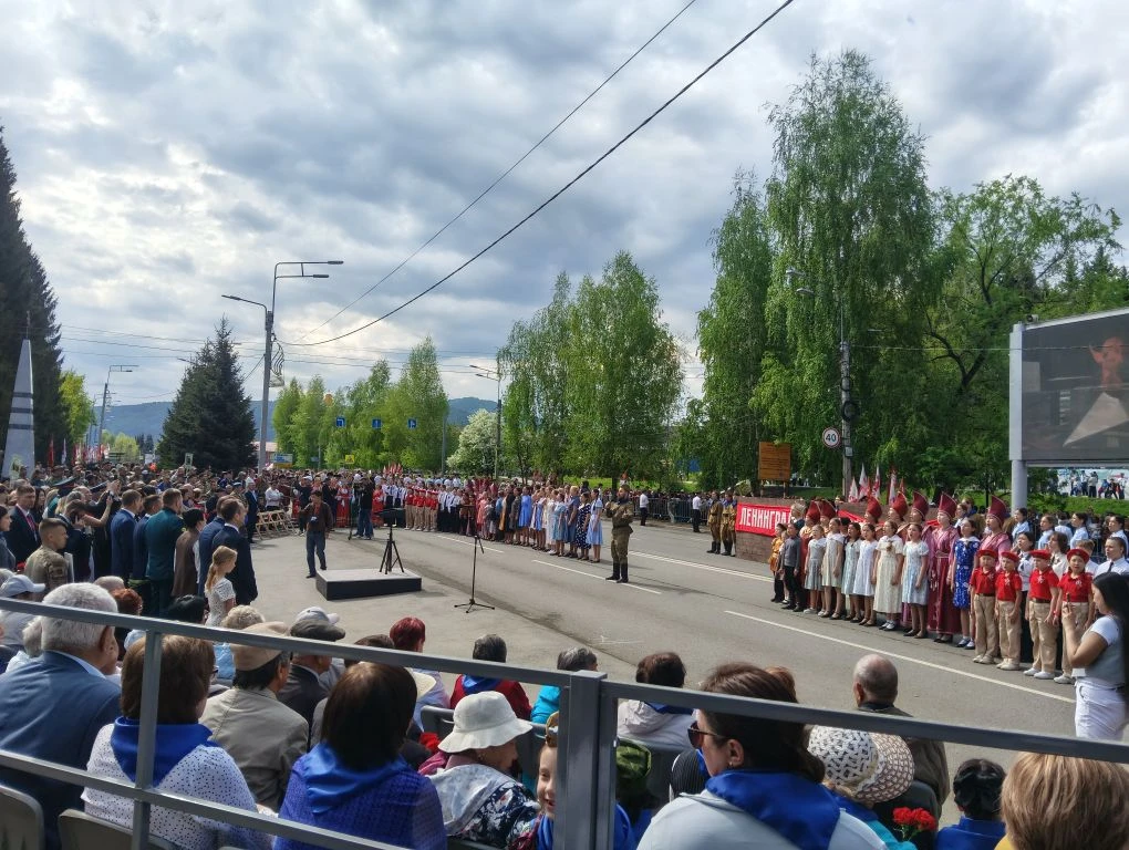Наш хор и маленькие юнармейцы 2б класса в театрализованном представлении на МК "Парк Победы" 9 мая🕊️