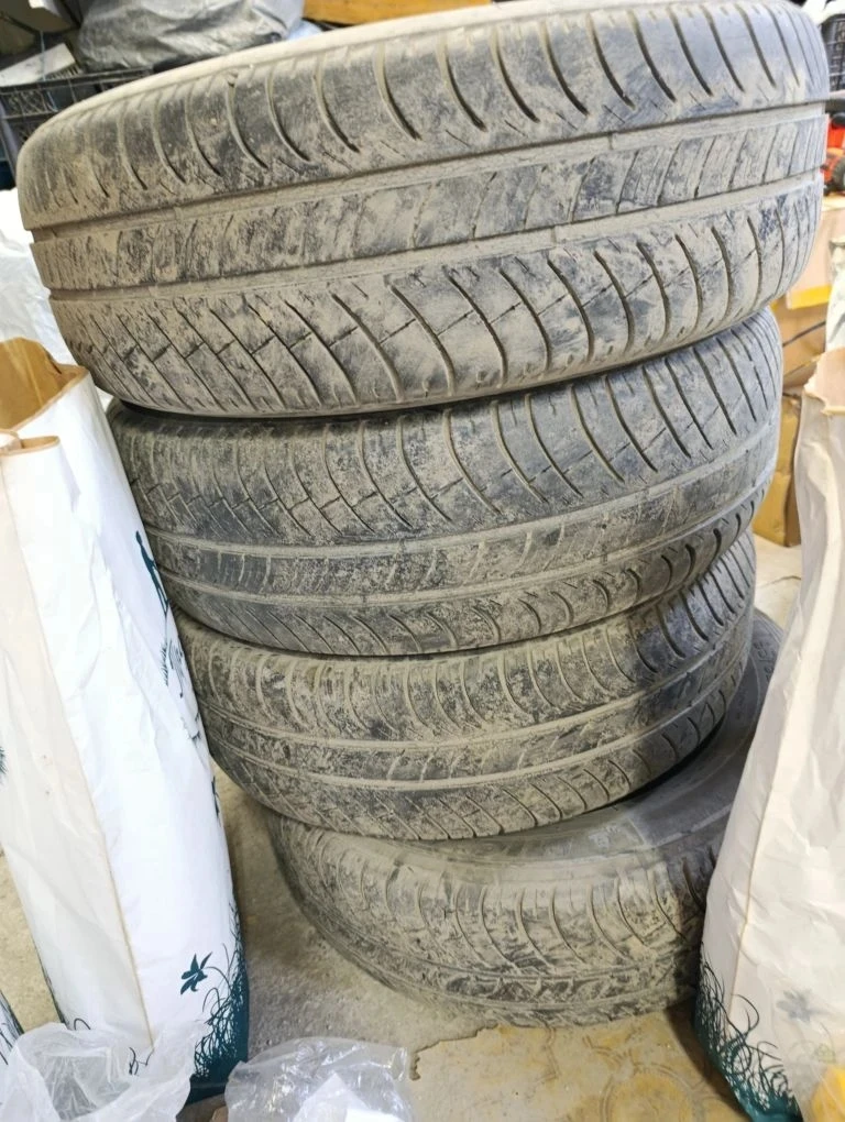 Продам шины Michelin, 2017 год. 196/65 R15. Состояние видно на фото. 1000 руб за комплект. 
89920192