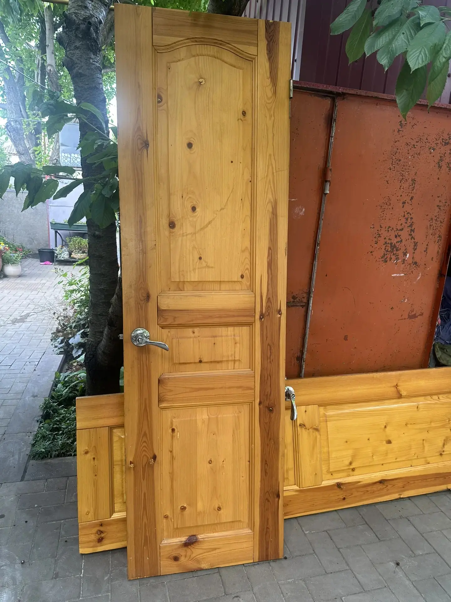 Продам две деревянные межкомнатные двери с фурнитурой и коробом, цена 5000₽ за одну