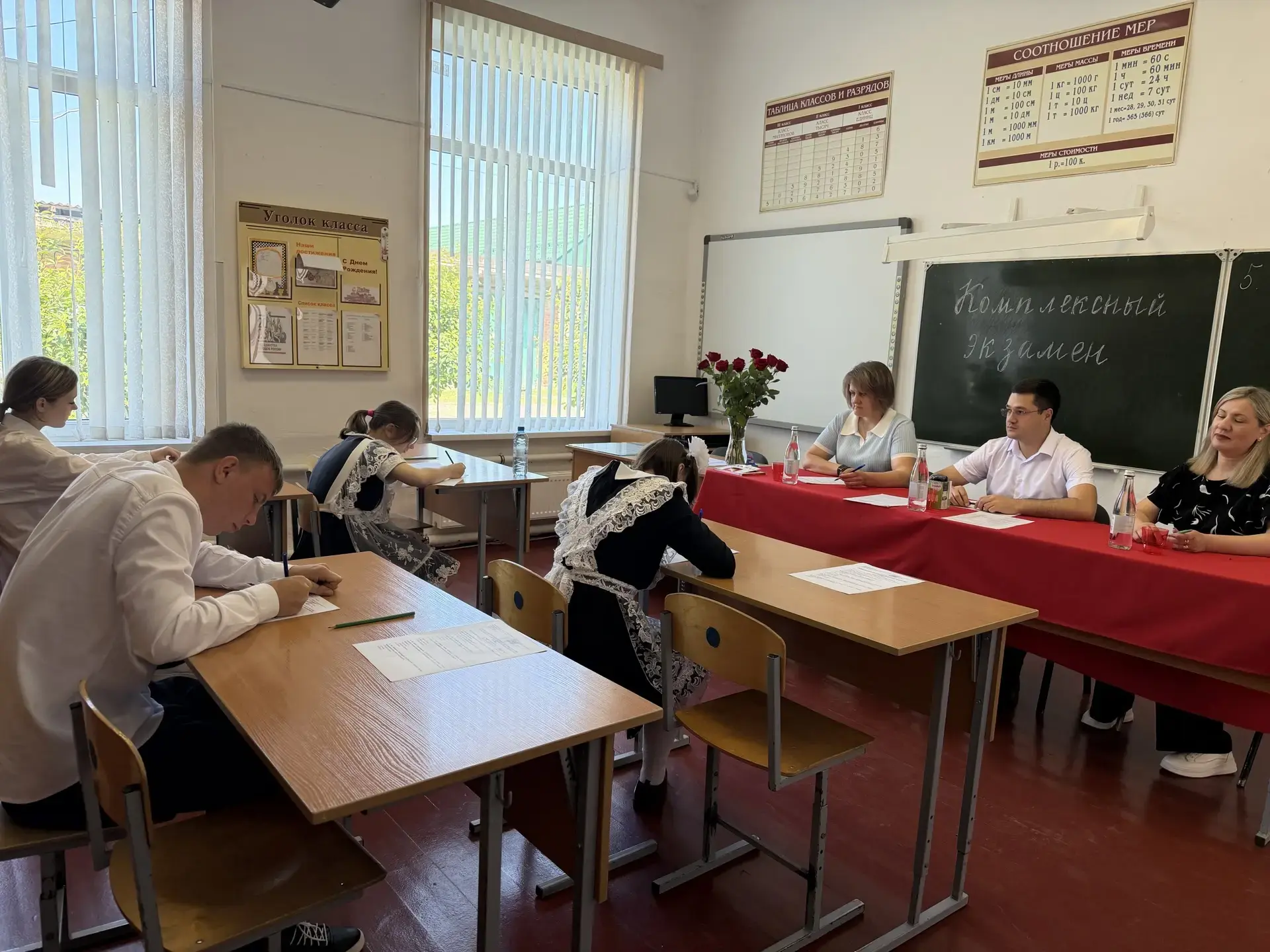 Сегодня  учащиеся 9 класса нашей школы успешно  сдали комплексный экзамен  по русскому ...