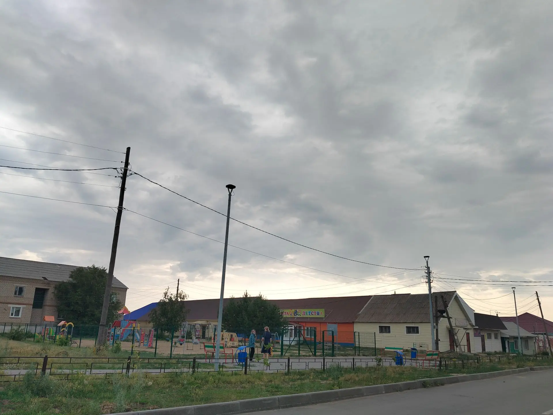 Доброе утро. Сегодня немного пасмурно. Синоптики говорят, что воздух прогреется до +31, вечером небо