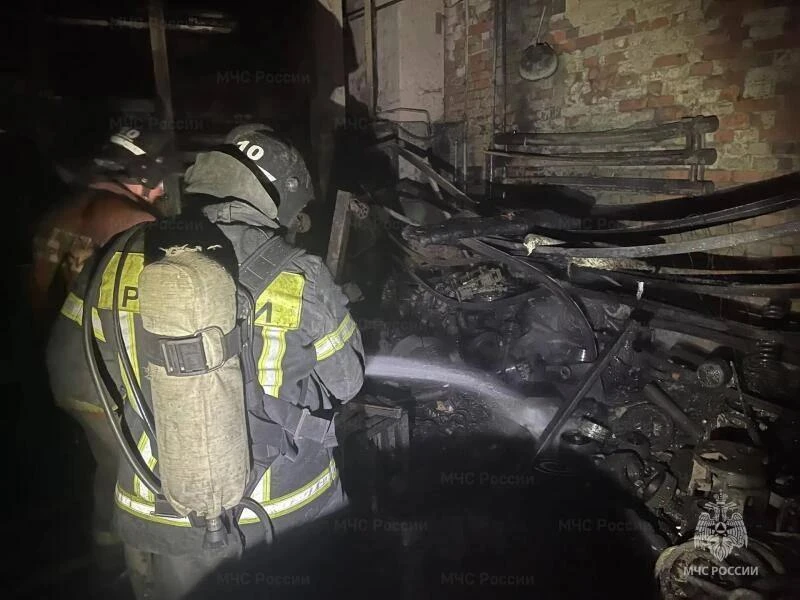 В Мценске тушили пожар в складском помещении