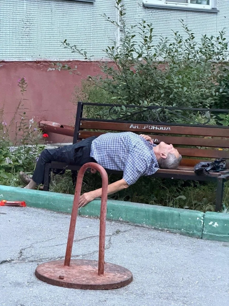 Вот так и делай добрые дела. Хотели помочь мужику подняться, хотели вызвать ему скорую, а он за это 