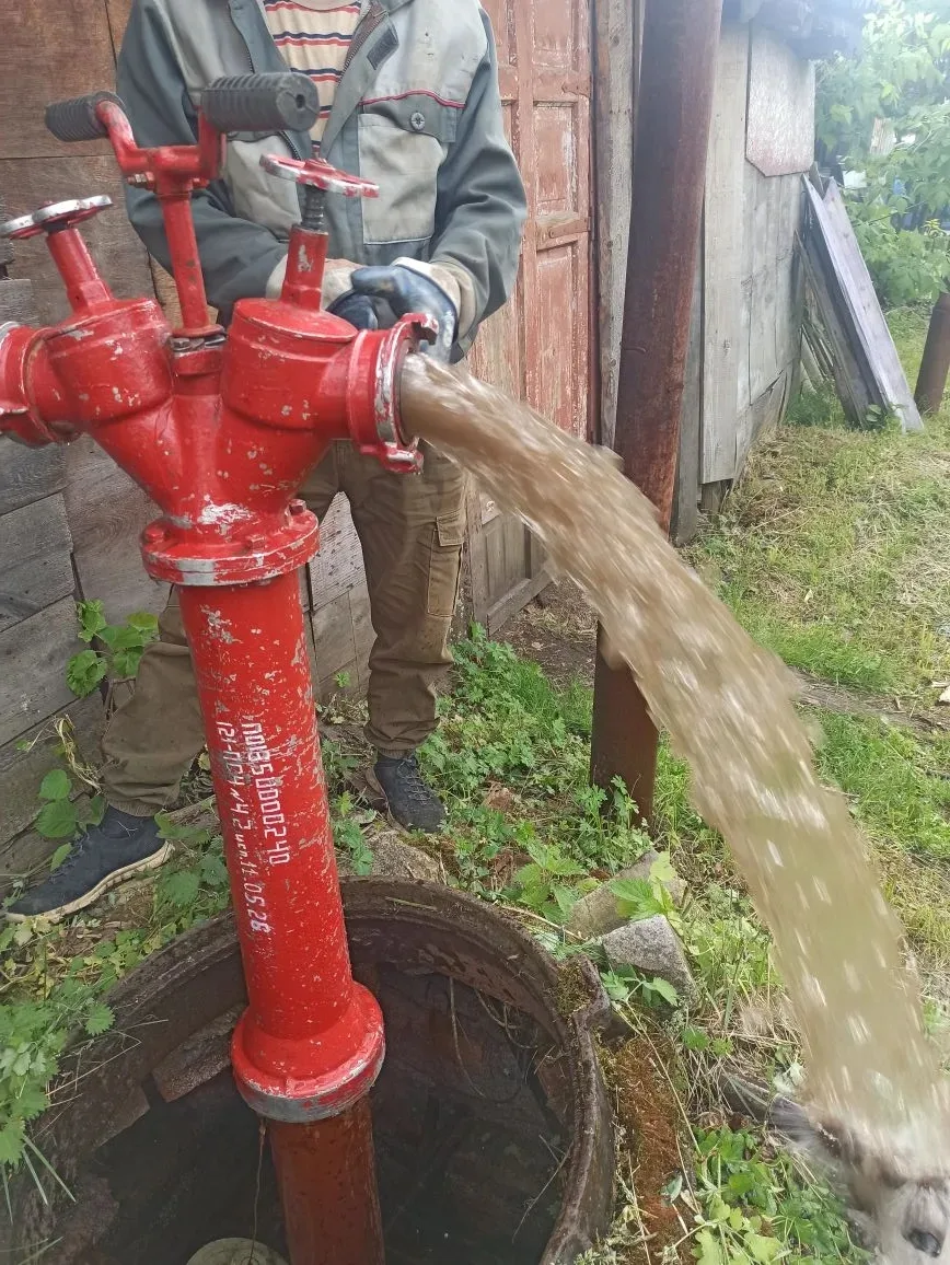 Проводится работы по очистке системы холодного водоснабжения от песка с артезианской ск...