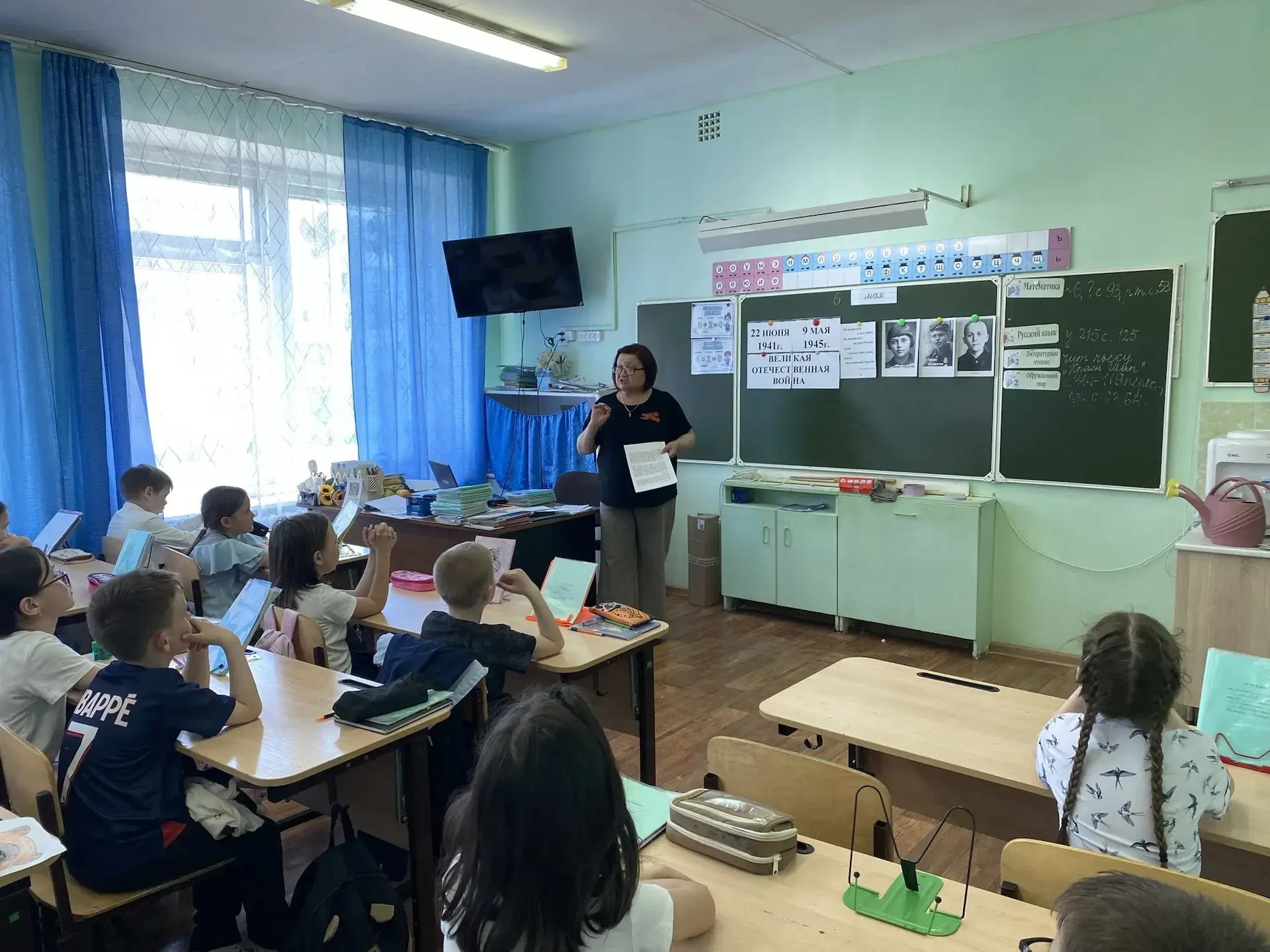 БИБЛИОТЕЧНЫЙ УРОК.7 мая на уроке во 2 б классе, посвященном пионерам-героям, школьный библиотекарь Т