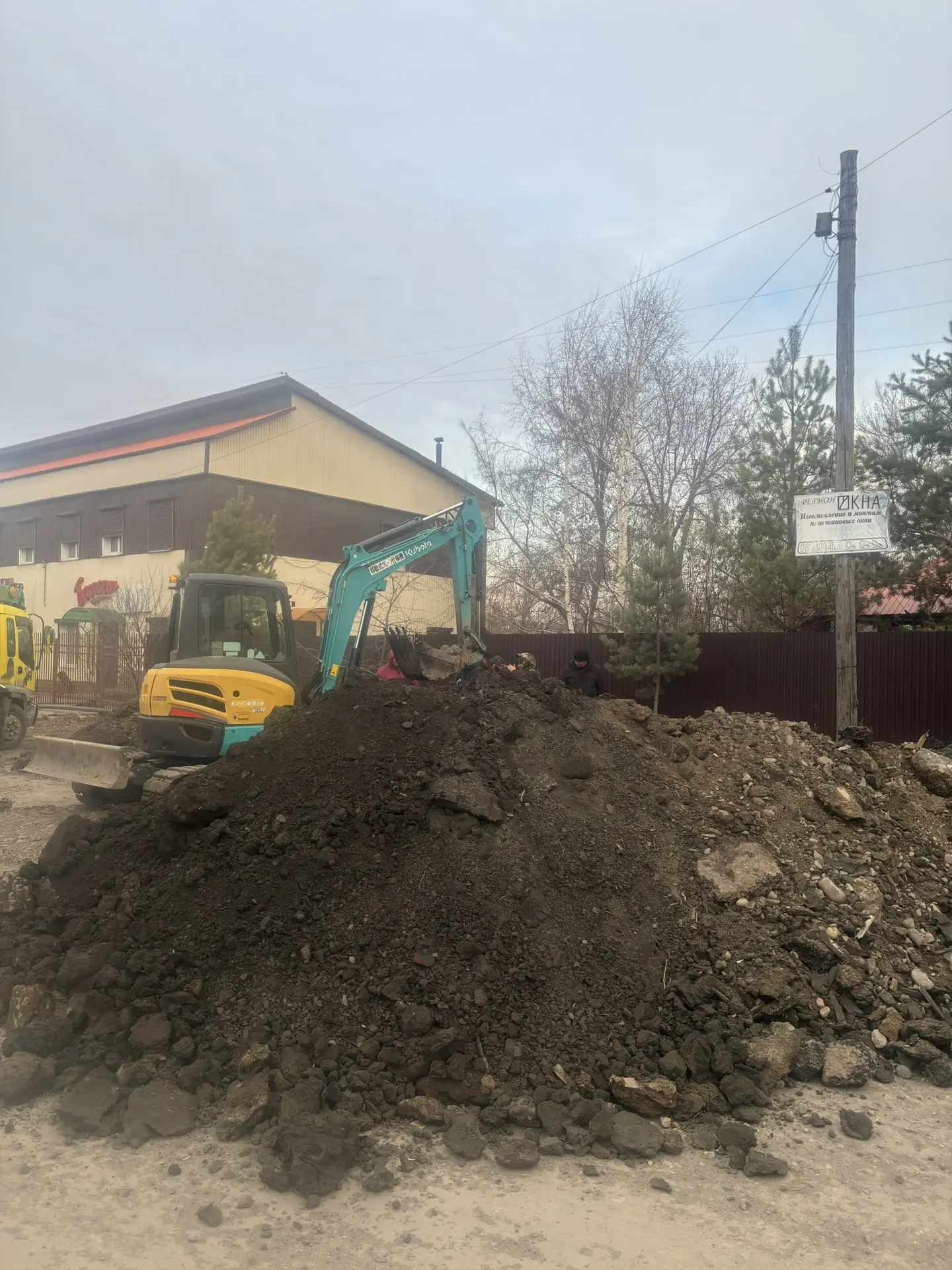 Работы по устранению аварии на трассе холодного водоснабжения продолжаются, подвоз воды организован 