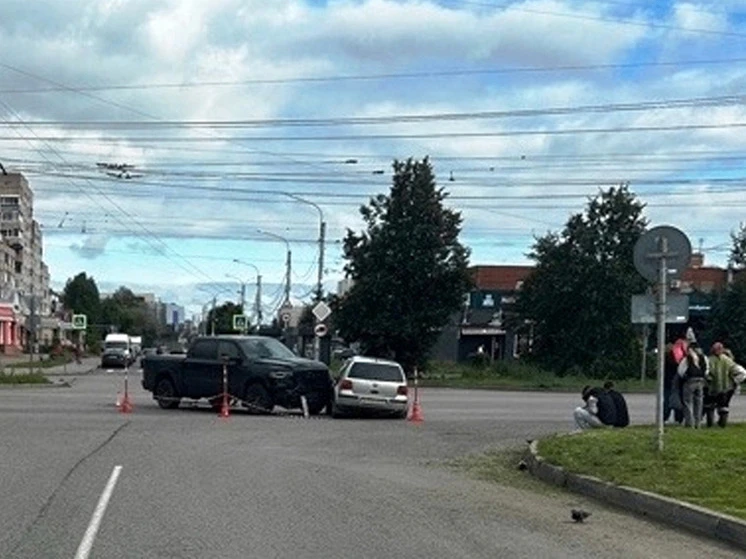 В Великом Новгороде столкнулись две иномарки, есть пострадавший