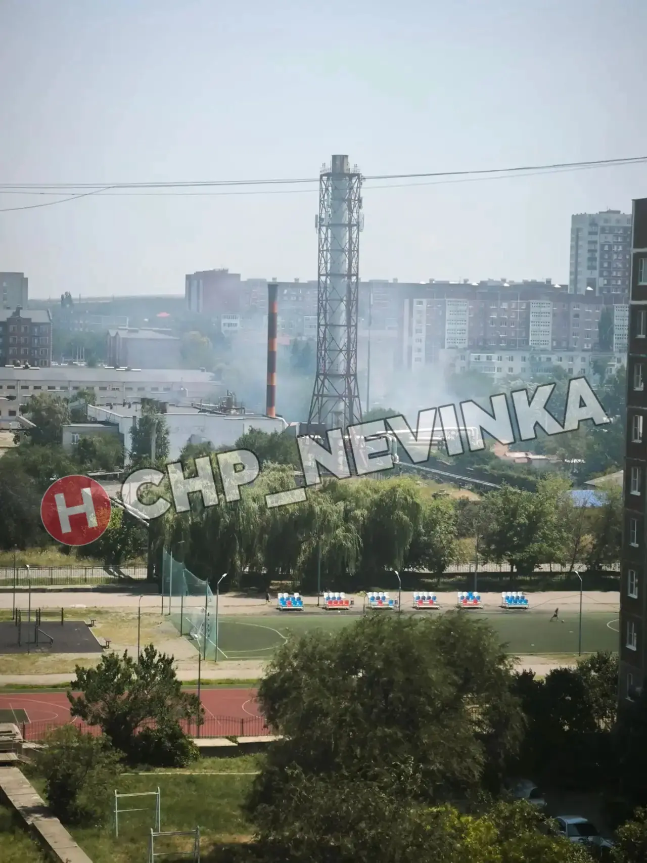Горит поле напротив дома по адресу Калинина 173.