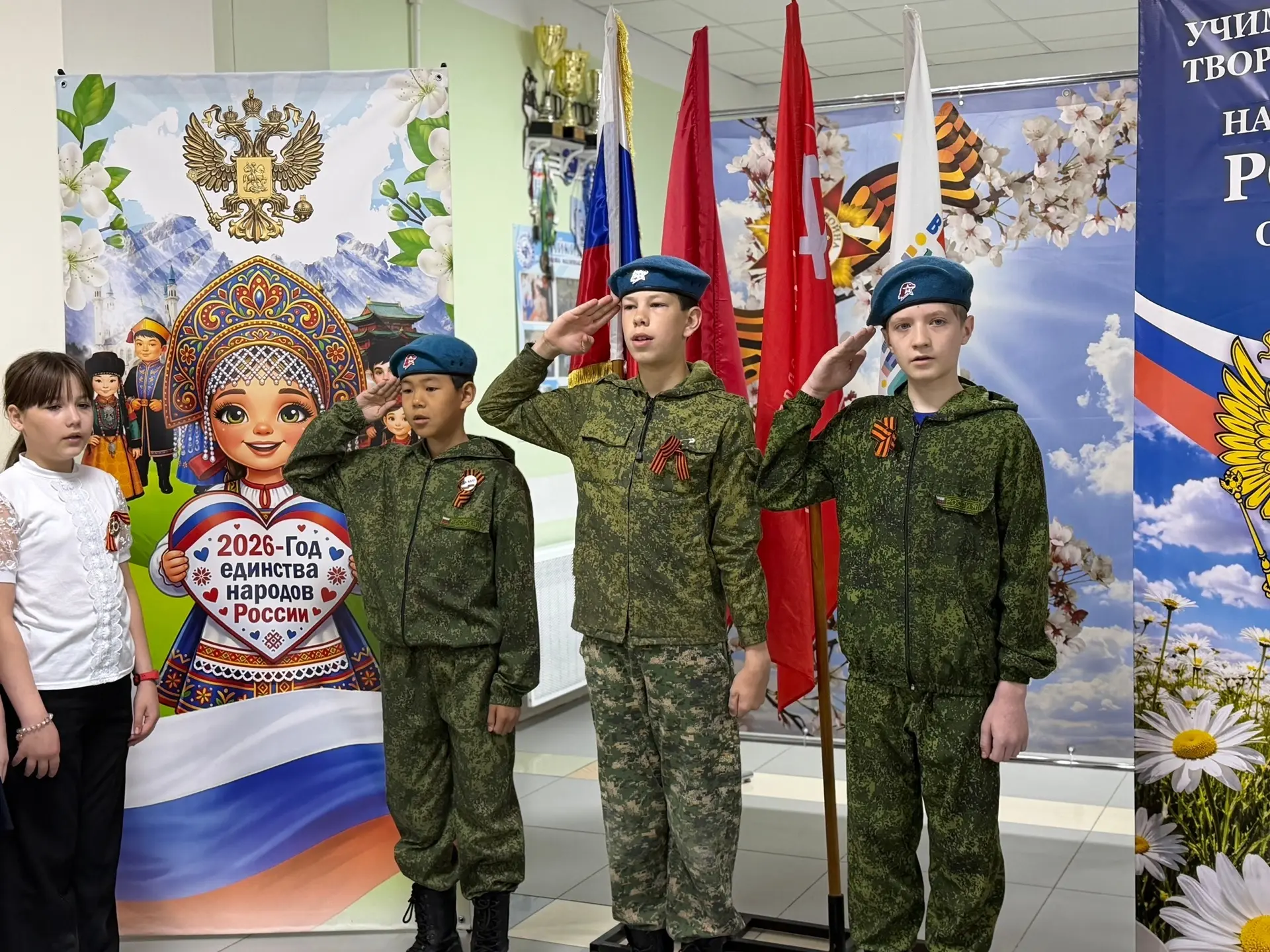 Торжественная линейка выноса флага Российской Федерации  Сегодня в нашей школе прошла торжественная 