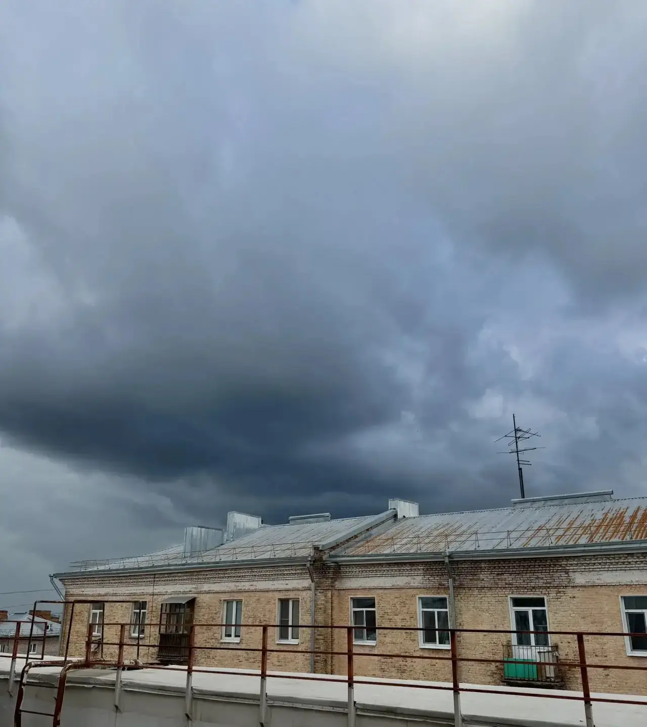 Краски над городом сгущаются🌧️
