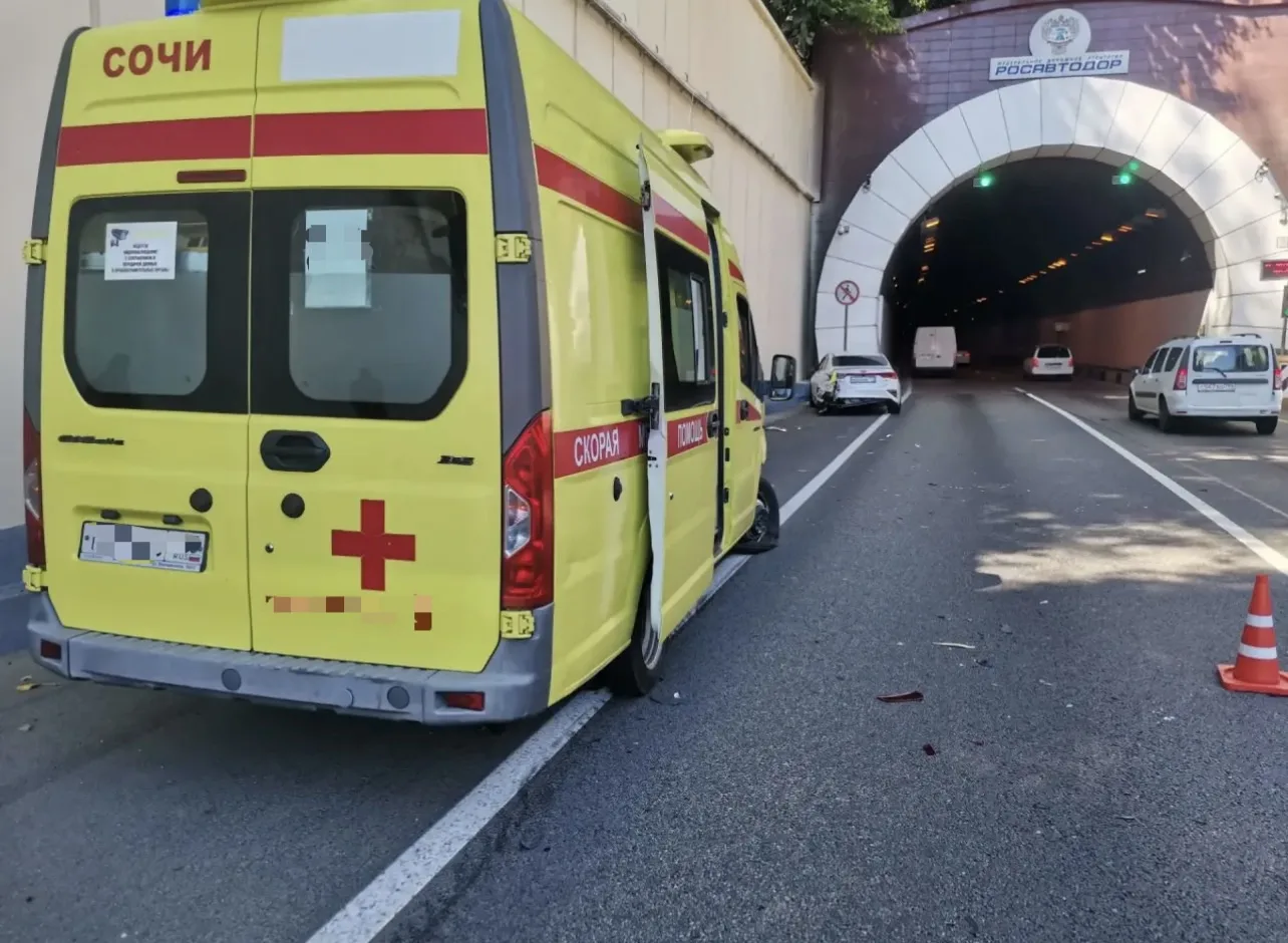 🚔Сегодня в Хостинском районе г. Сочи перед въездом в тоннель произошло ДТП с участием ...
