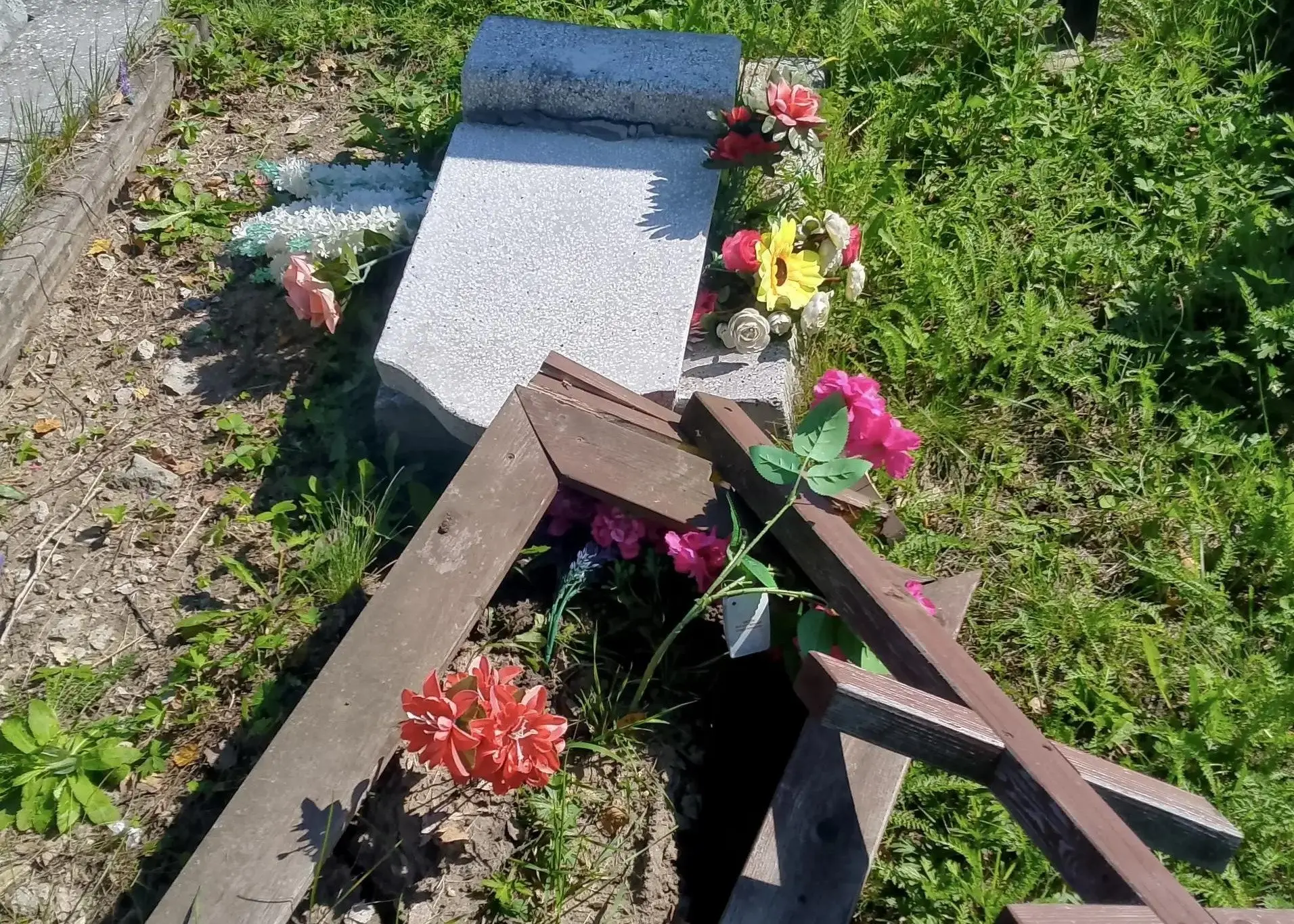 Пинал надгробия ногами: на зауральца завели дело за повреждение могил
