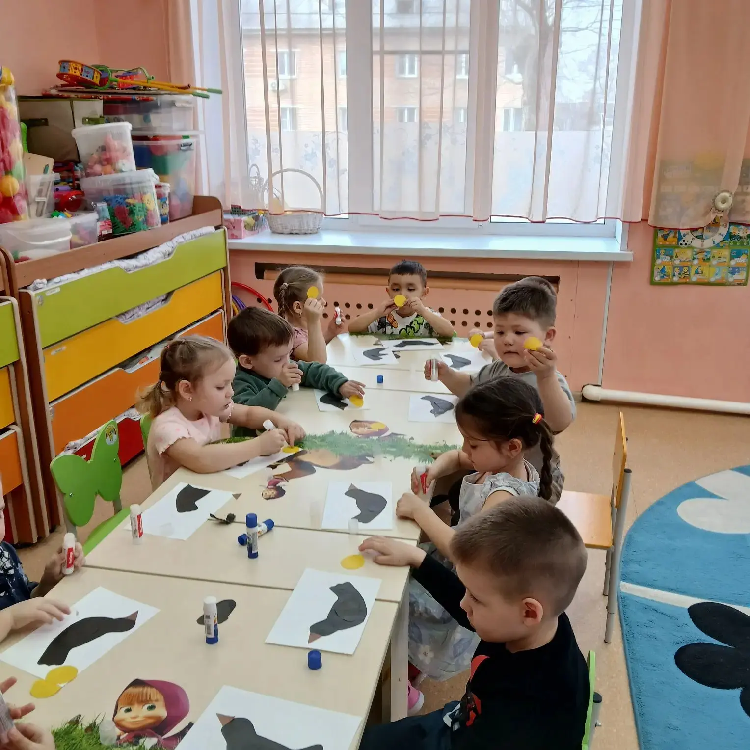 Ходит полем без галош,
Черный и блестящий;
На галошу сам похож
Грач - веселый дачник