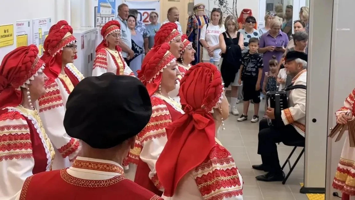 Народный хор «Верность» встречал гостей

Сегодня перед началом концерта «Россией будем мы гордиться!