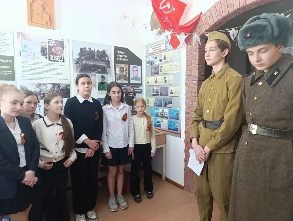 🕯 Связь поколений: старшеклассники — о подвиге, младшие — о памяти  В преддверии 9 Мая ученики старш