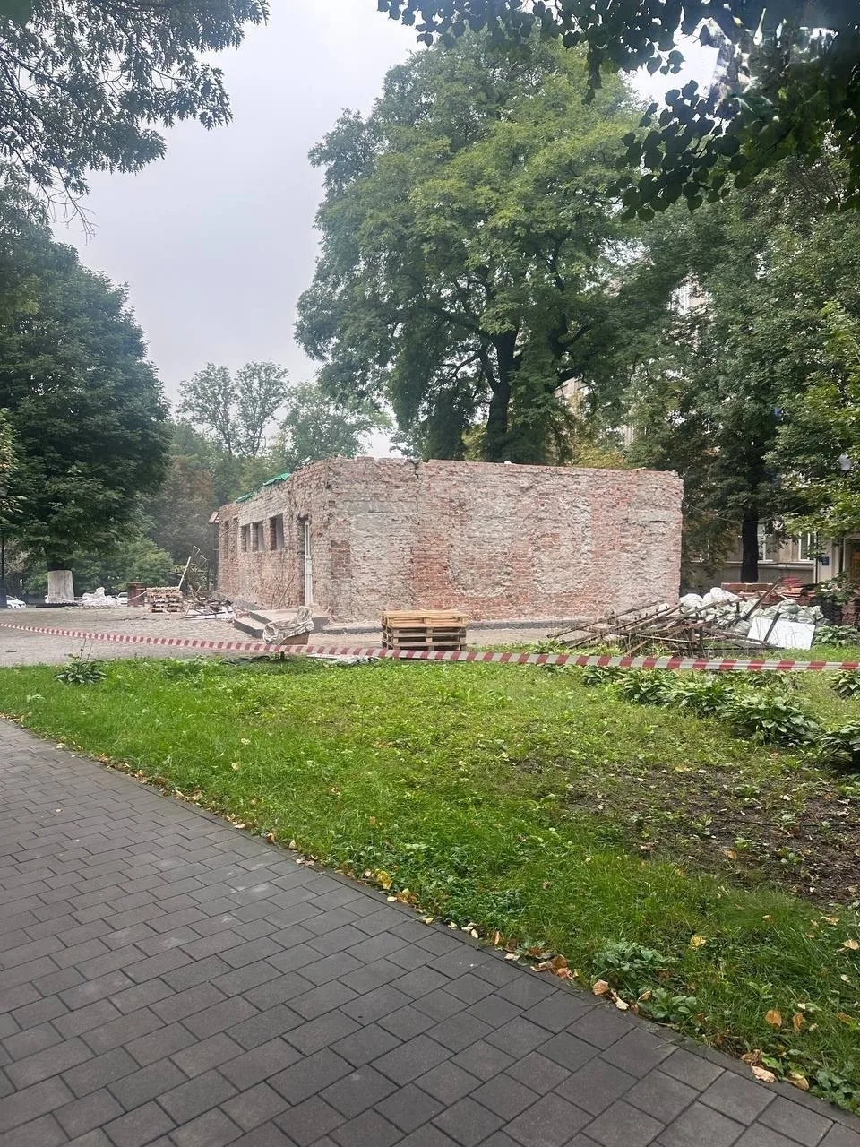Общественный туалет на аллее Вахтангова закрыли на ремонт