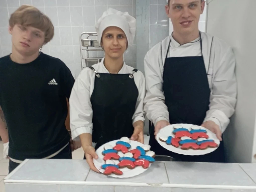 🍪 Пряники в цветах триколора — творчество с патриотическим настроением! 🍪

На производственной пра