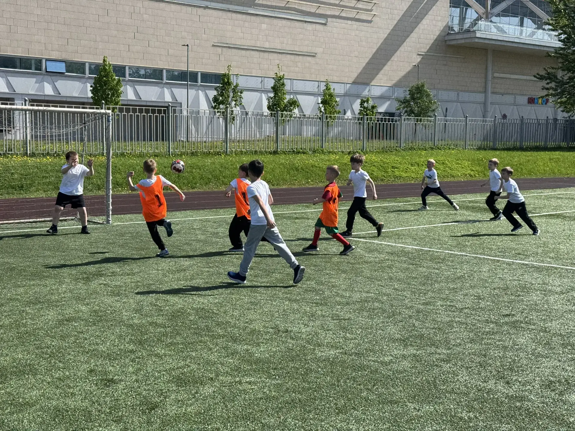 ⚽ ПОНЕДЕЛЬНИК ФУТБОЛА. ПЕРВЫЕ КЛАССЫ ВЫЯСНЯЛИ ОТНОШЕНИЯ НА ПОЛЕ   Сегодня на площадке Харченко встре