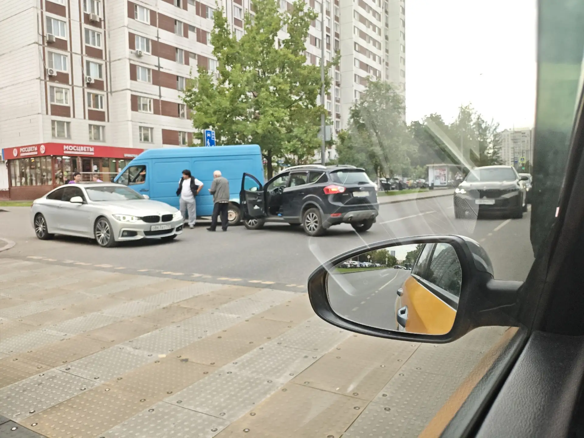 А на улице Декабристов дедушка припарковал Кугу в Спринтер )
