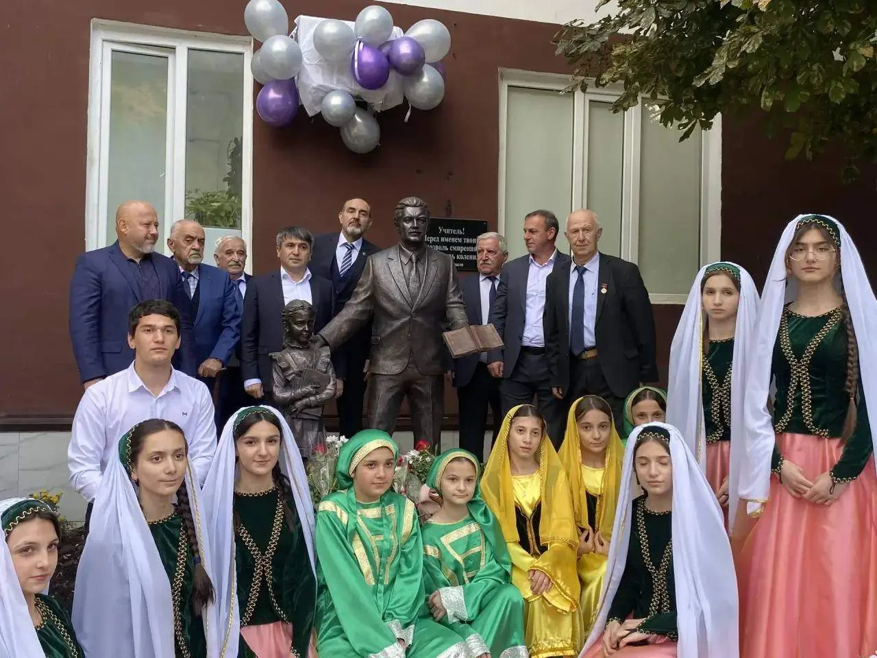 📚 В Табасаранском районе открыли памятник учителю.