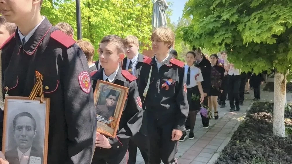 В МБОУ СОШ №15 прошла торжественная акция «Бессмертный полк».  Почти 600 учеников, педагоги и работн