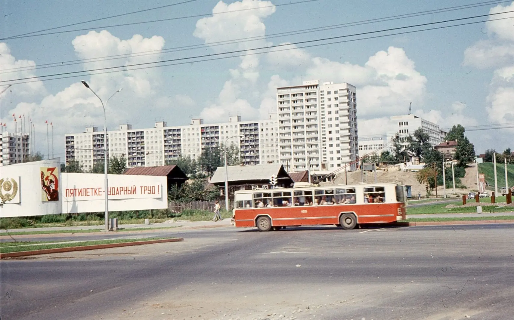 На фотографии 1975 года перекресток улиц Ленина и Попова.
Автор фото – Вячеслав Валерьевич Реймерс.