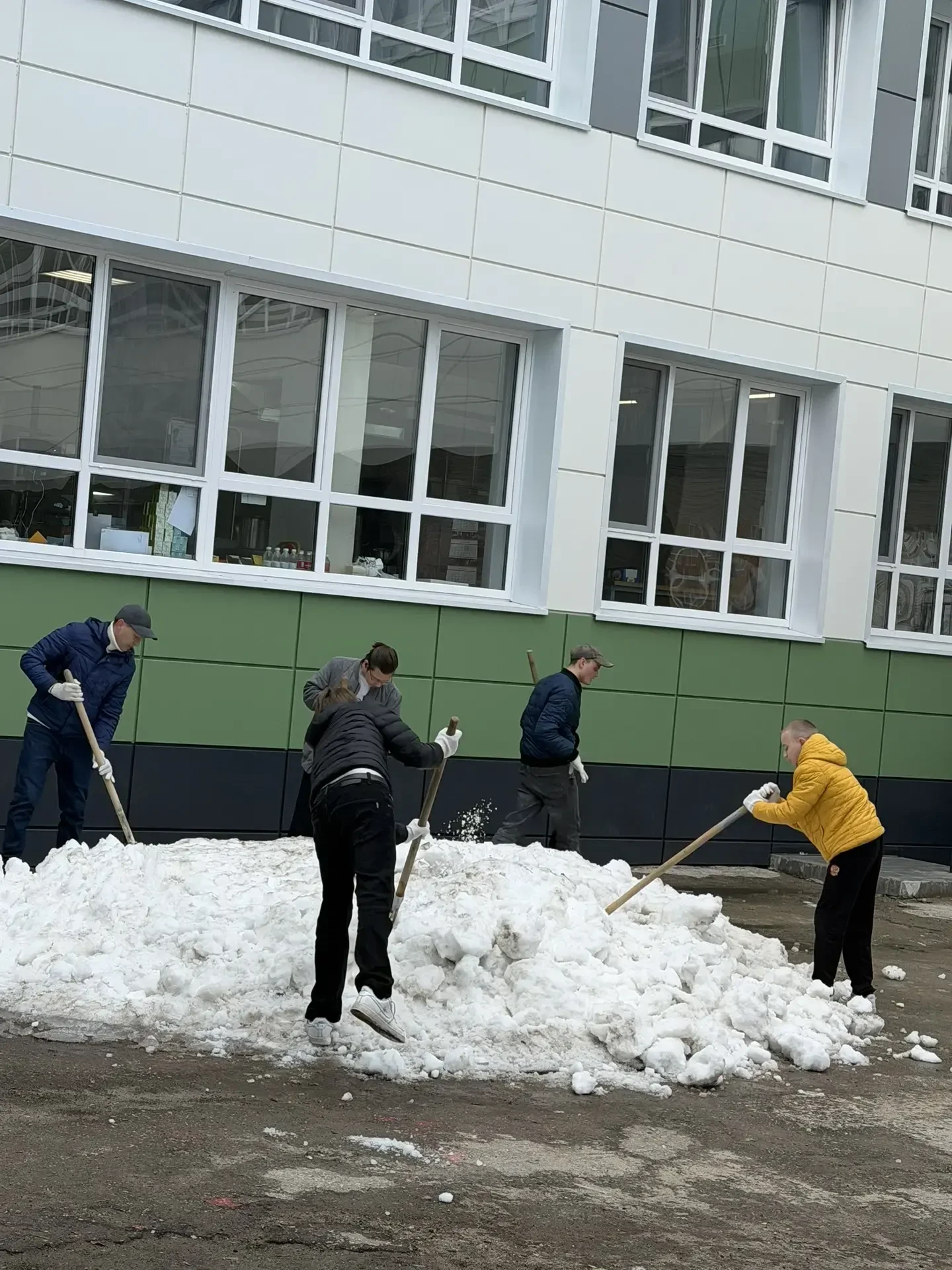 Сегодня в нашей гимназии прошёл настоящий весенний субботник, который собрал всех неравнодушных роди