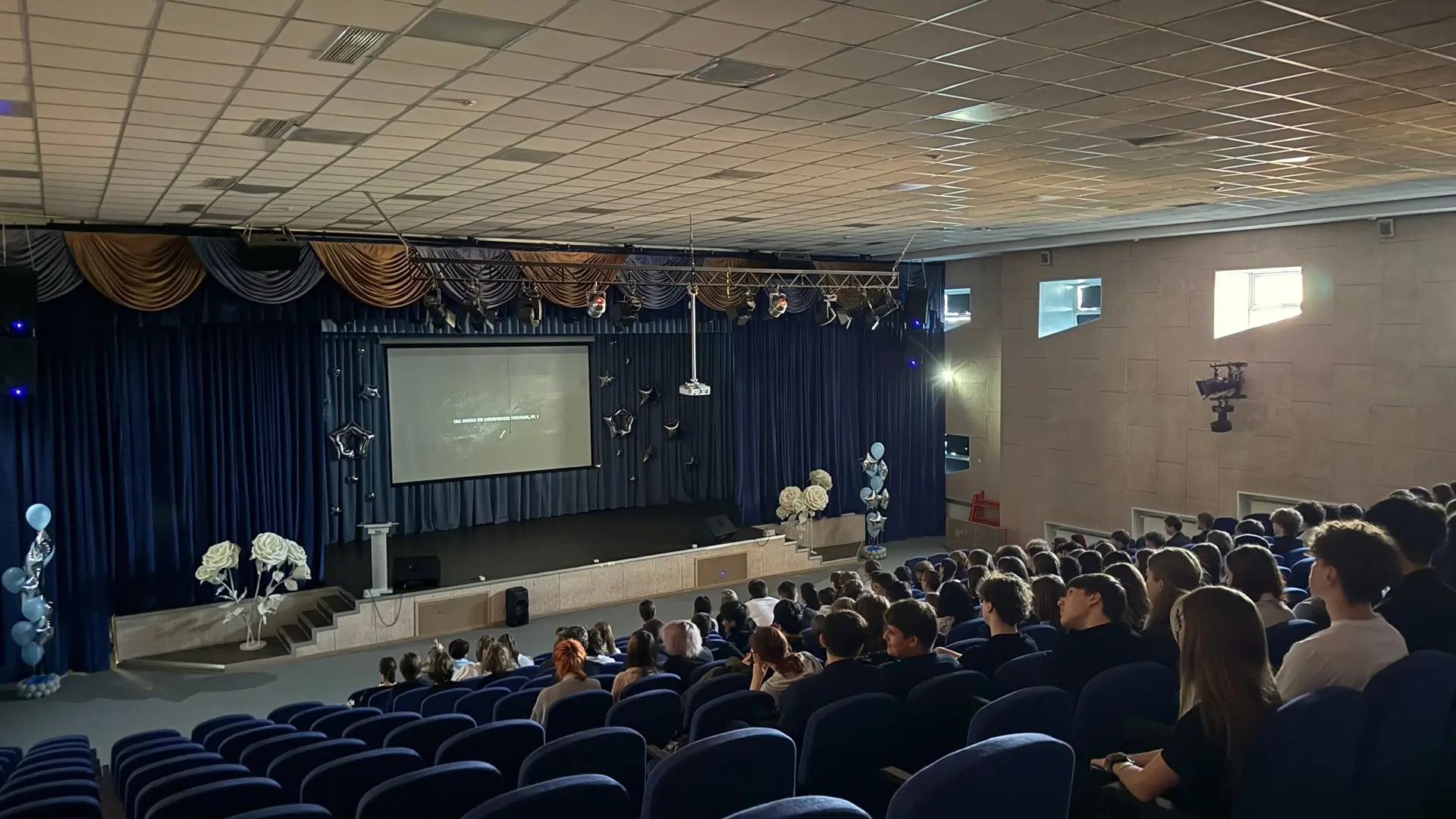 🌌🎬 В минувшую среду для обучающихся 9 классов в рамках «Недели космоса» был организован кинопоказ фи