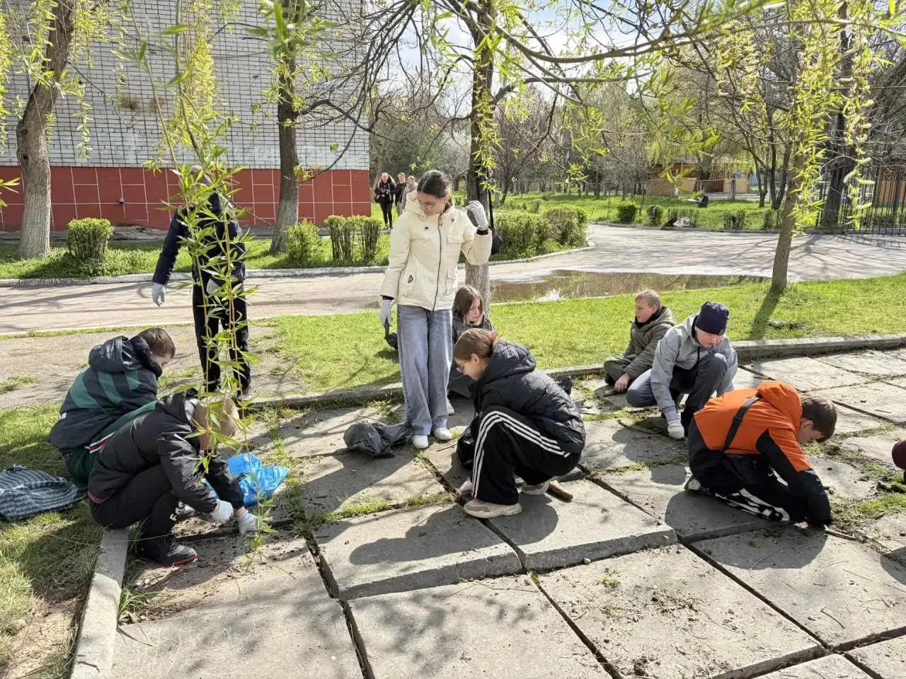 Вместе делаем город чище! 🧹  Сегодня обучающиеся, педагоги и родители нашей школы дружно вышли на го