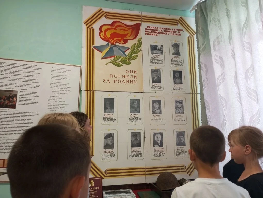 15 день в лагере «Веселый улей» прошел под названием 
«День защиты проектов» 
По традиции день начал