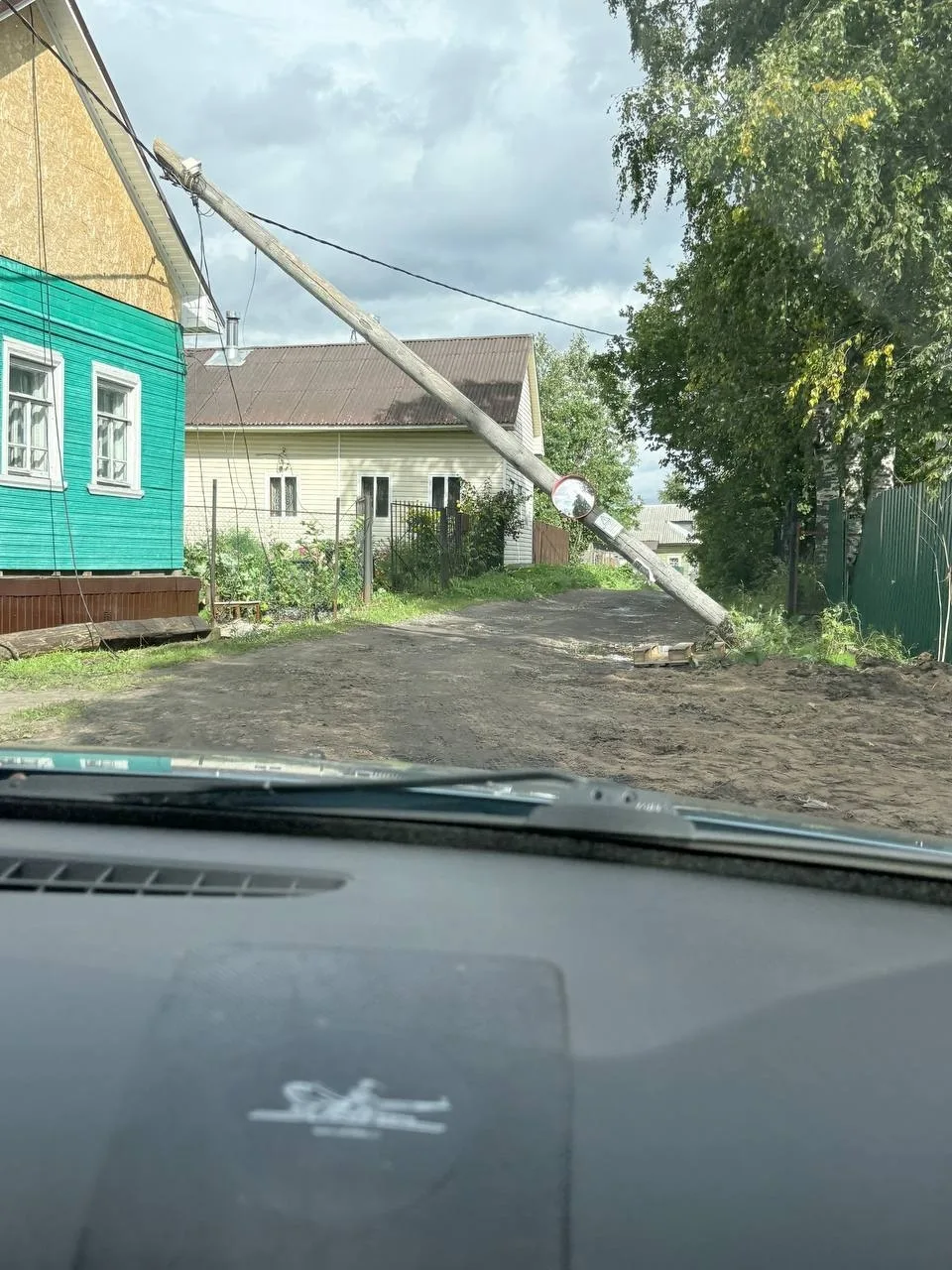 В Приморском районе в деревне Бутырки в районе 1-5 домов упал столб, провода висят вдол...