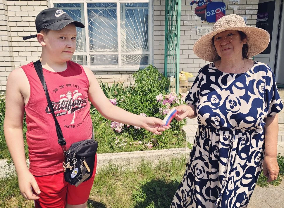 11.06.2026г. Сегодня, в преддверии Дня России, воспитанники пришкольного 
лагеря «Непоседы» провели 
