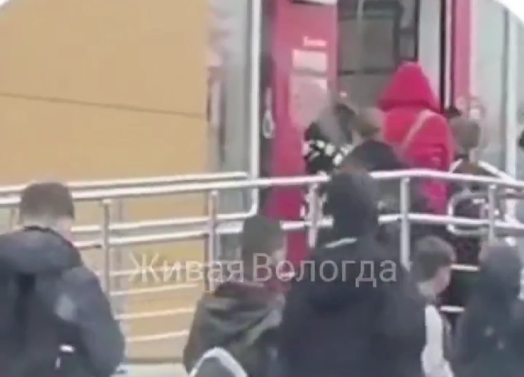 В Вологде задержали более 30 подростков после массового налета на магазин: правоохранит...