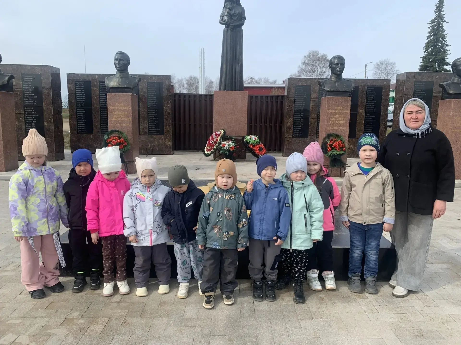 В старшей группе "Одуванчик" прошел тематический день, посвященный Международному дню п...