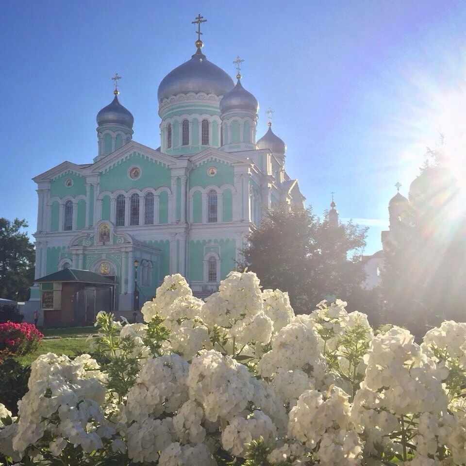 Пред Богом кающийся грешник любезнее, чем самомнящийся праведник. И потому берегись осу...