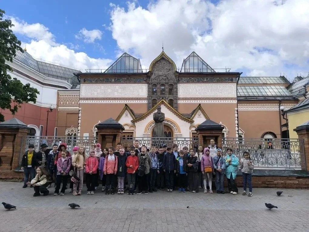 🎨 Мир чудес в Третьяковской галерее  🌟 Ученики 2В и 2Б классов посетили Третьяковскую галерею и отпр