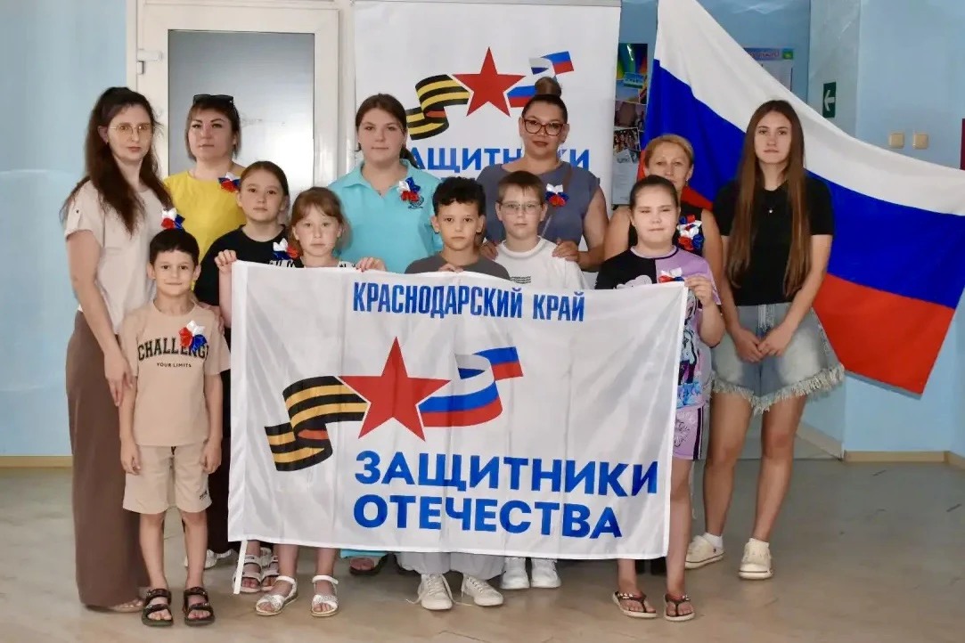 🇷🇺 Бутоньерки в цветах российского триколора изготовили юные жители Мостовского района