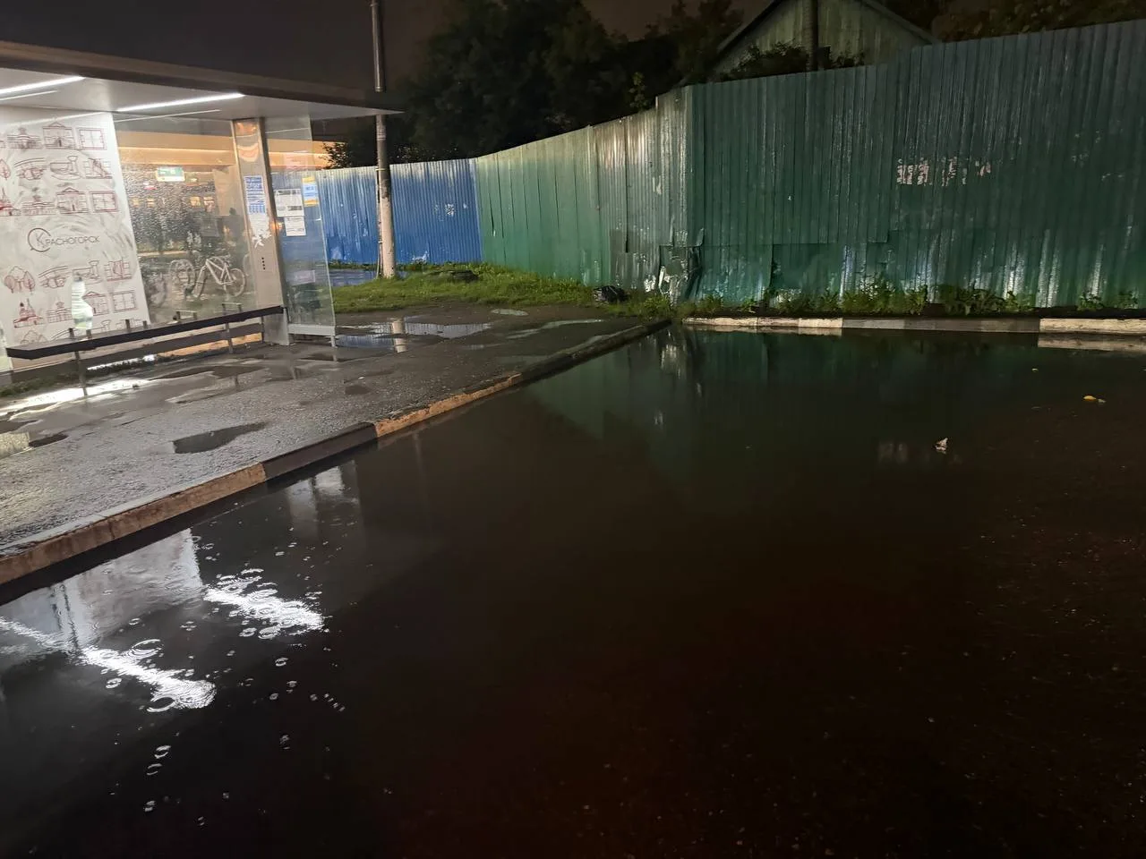 💦 Зимой стоит снежная каша, летом — просто вода

Вчера вечером во время ливня было невозможно зайти