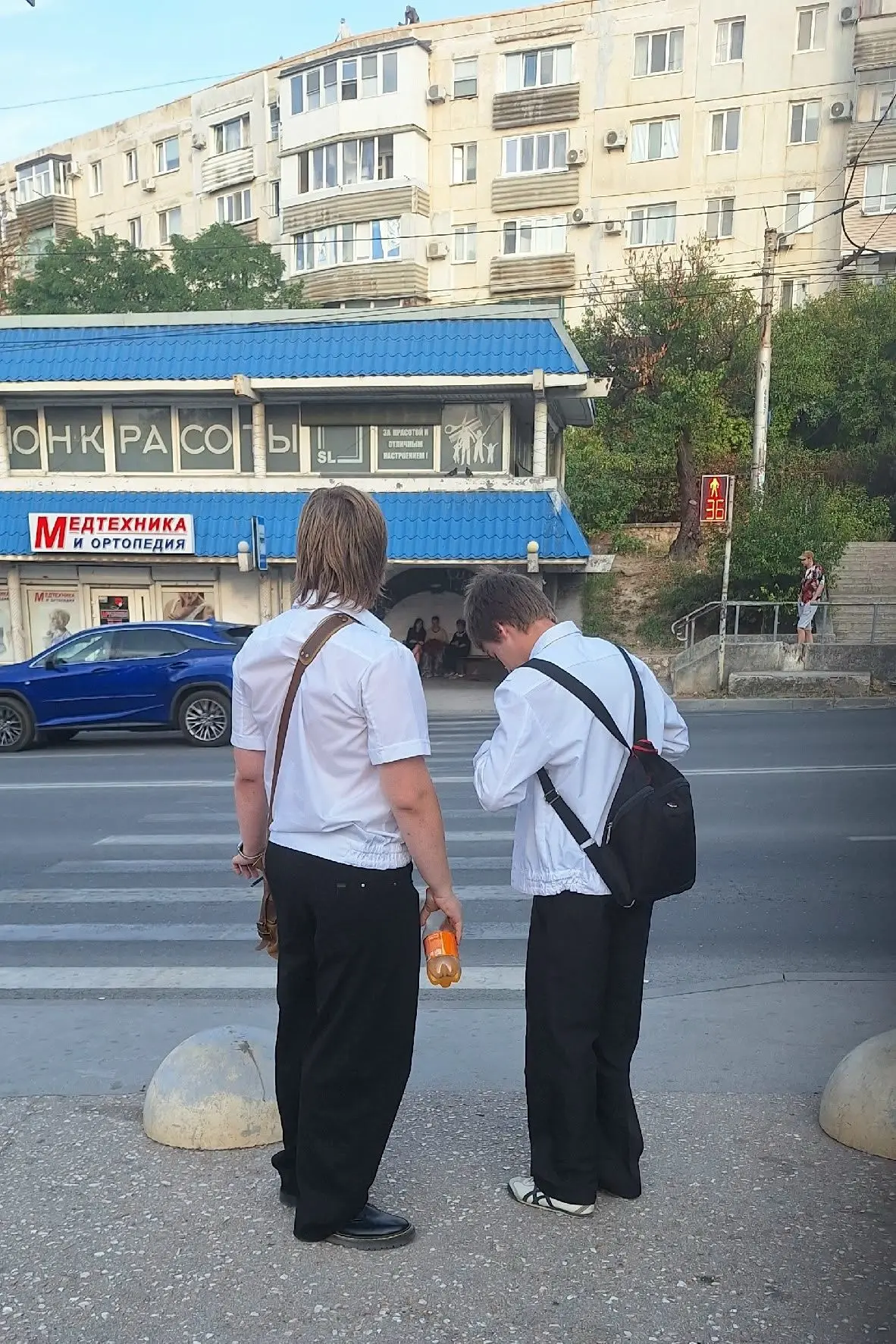 Стою на пешеходном переходе, передо мной 2 парня: один стройный, другой побольше.