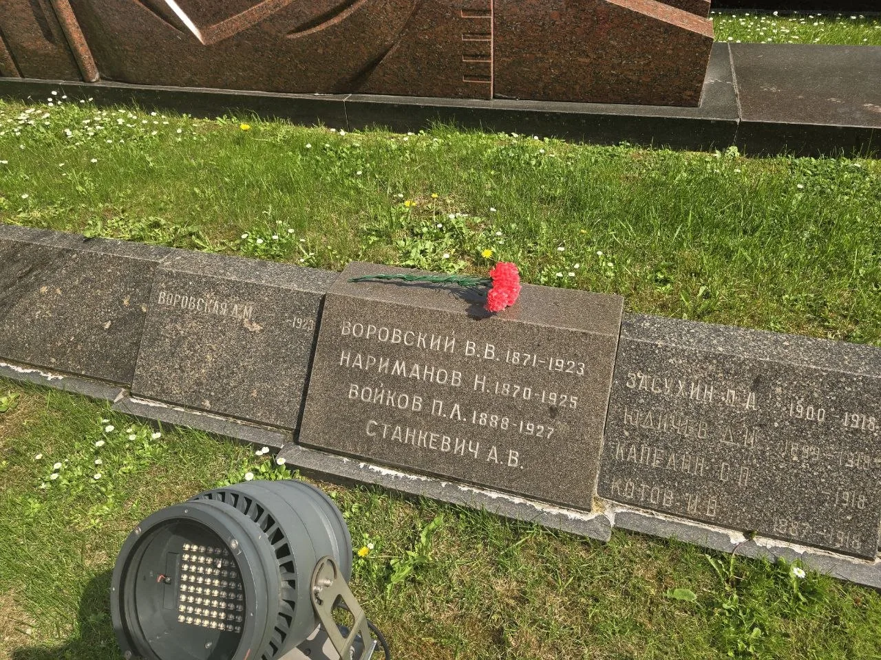 Интересное наблюдение....  Возле Кремлевской стены ни у кого живых цветов нет.  Очень красиво. Строг