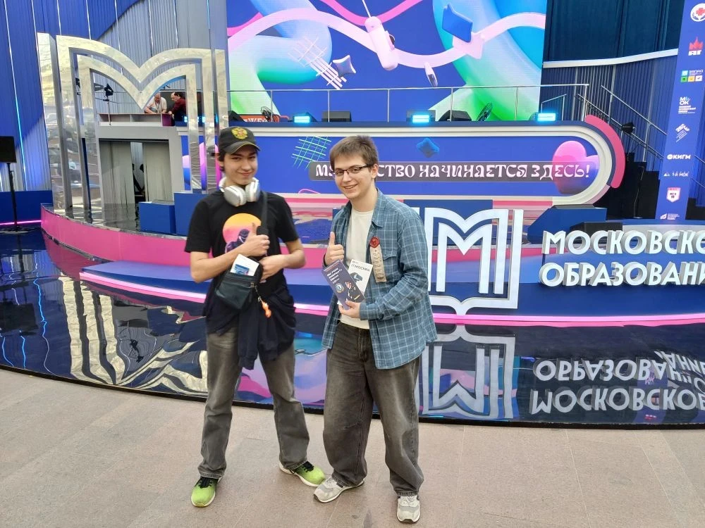 🎓 Наши девятиклассники — на Форуме колледжей в Гостином дворе!  Учащиеся 9-х классов нашей школы поб