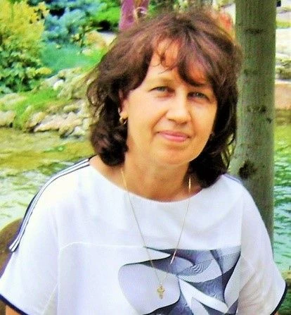 Сердце отдаёт детям.
На свете разные профессии бывают,
Но лучше нашей не было,  и нет.
Ведь только в