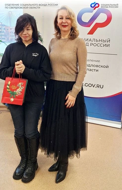 Управляющий Отделением СФР по Свердловской области Елена Альшиц исполнила мечты детей.  🎄Ежегодно ре