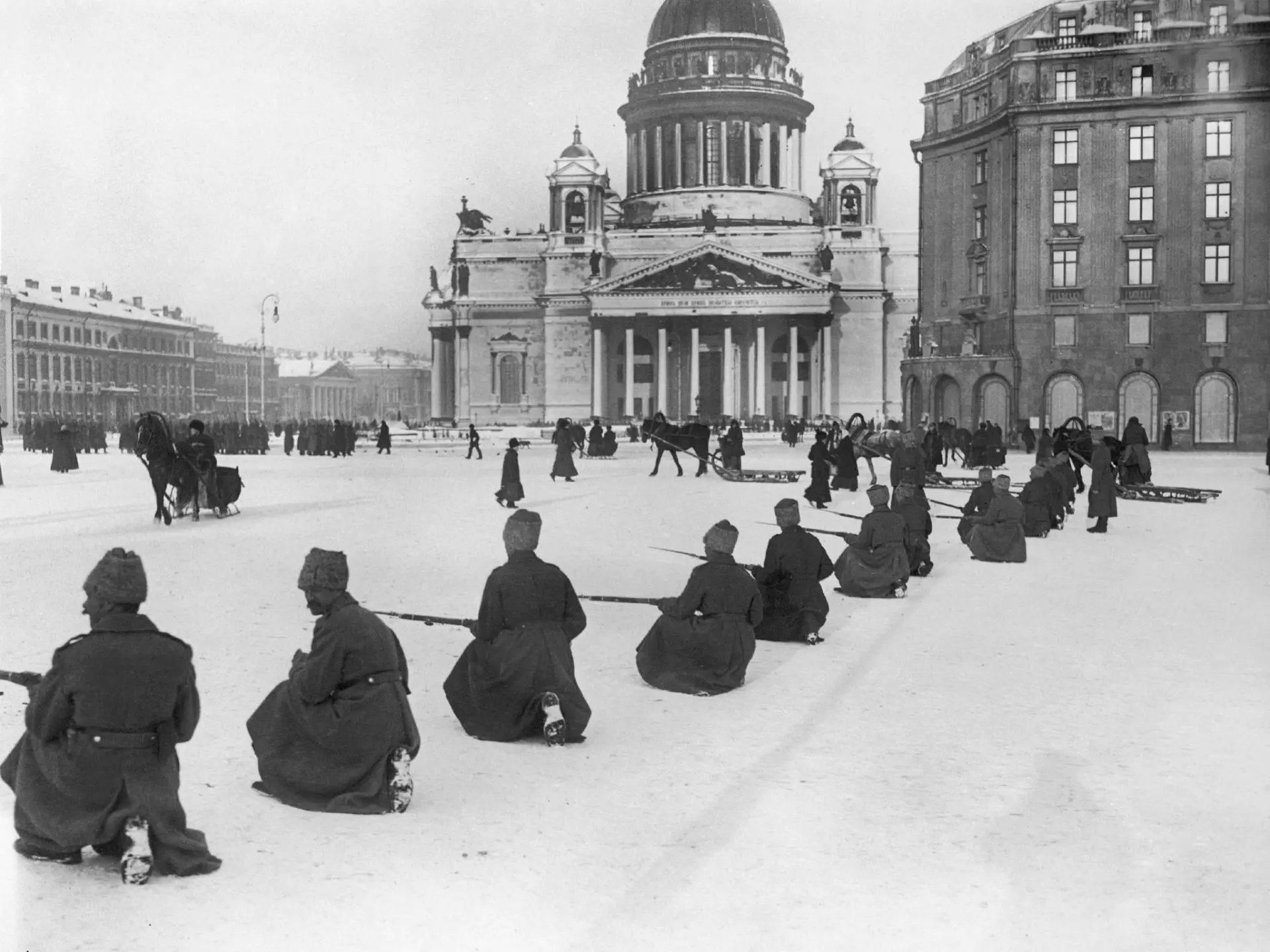 1917.Солдатская цепь на Исаакиевской площади.