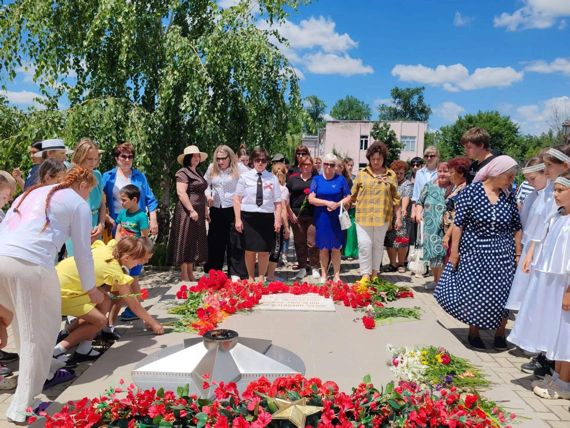 Мы собрались на мемориале памяти, чтобы почтить героев Великой Отечественной войны и ге...