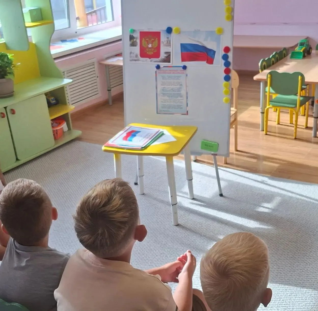 Беседа в старшей группе "Мишутка". "Гордо реет флаг России". Познакомить детей с истори...