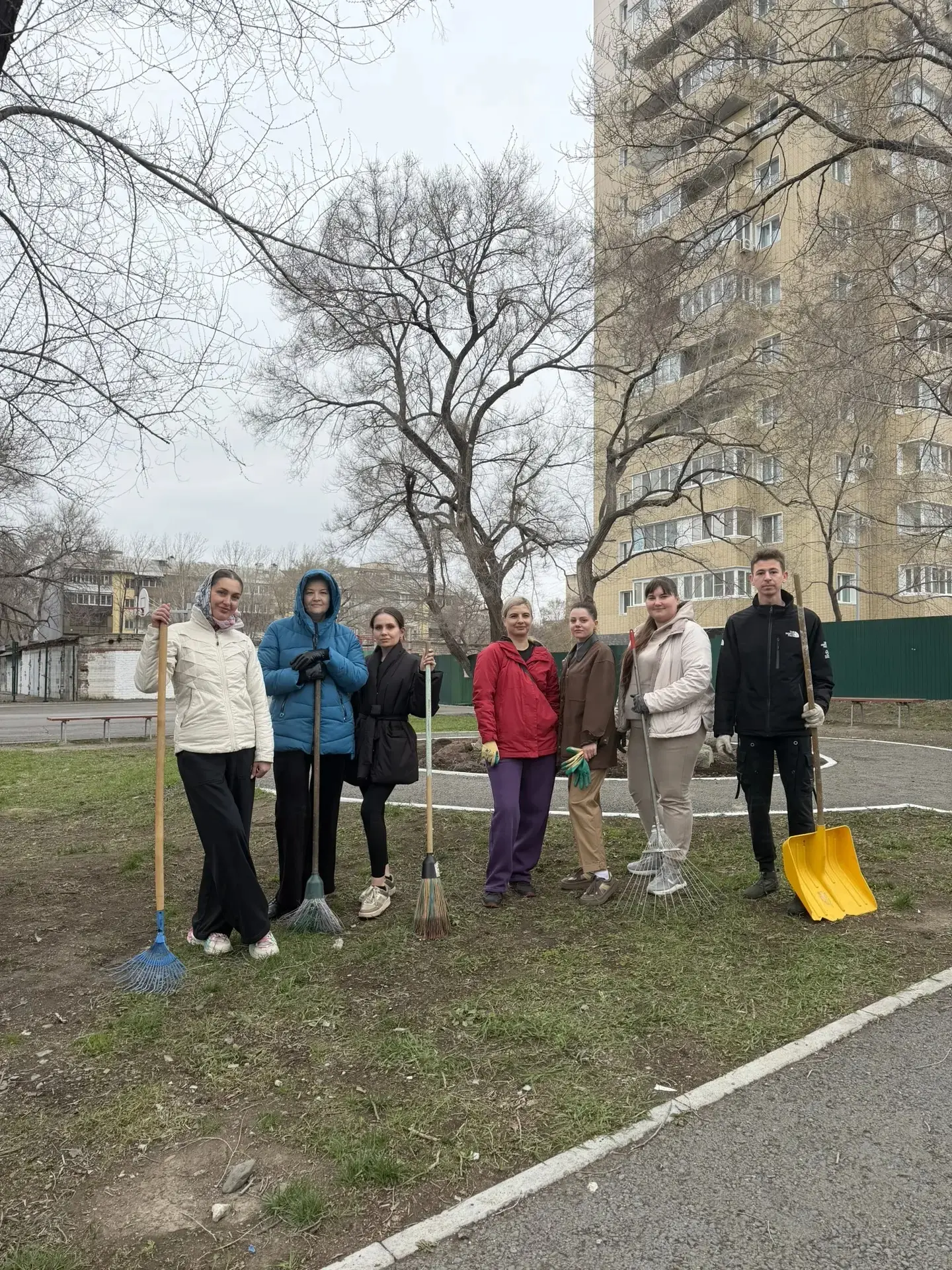 Сегодня в нашей школе прошёл субботник!  Наши дорогие учителя 1 и 2 корпусов дружно вышли наводить к
