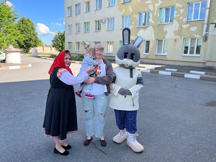 1 июня сотрудники Центра культурного развития с. Сергиевка поздравили маленьких пациент...