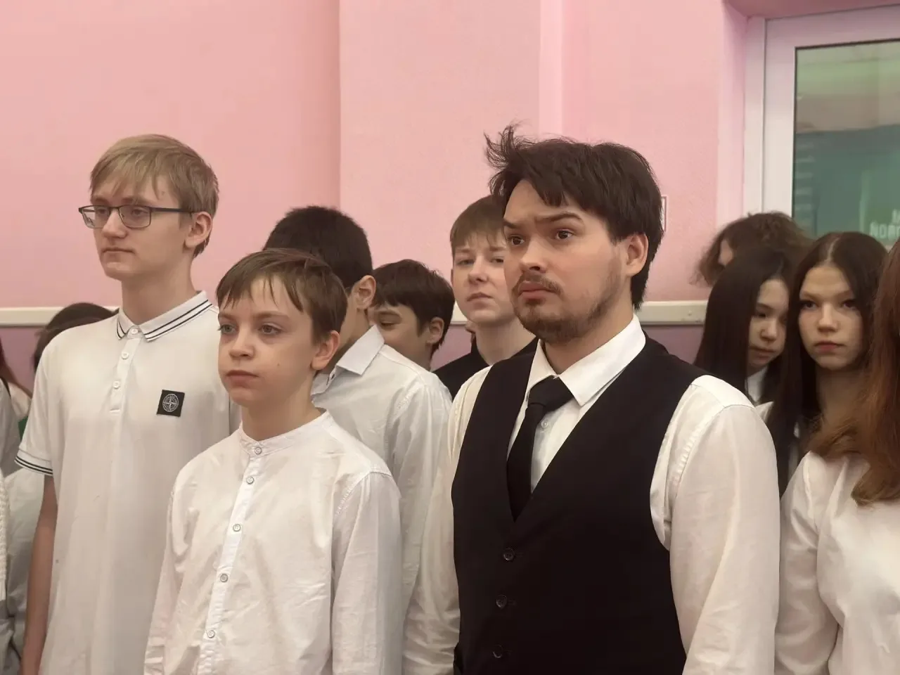 🇷🇺 В нашей школе состоялась памятная линейка, посвящённая Максиму Владимировичу Песковому  17 марта 
