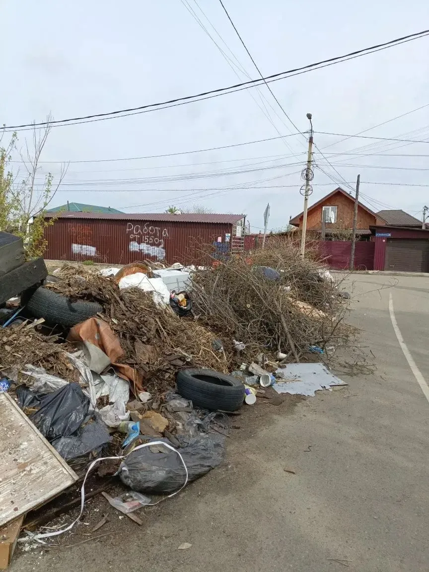 #Нампишут   Живём на свалке в центре города 😡  Вот такая картина прямо на проезжей части г.Иркутск .
